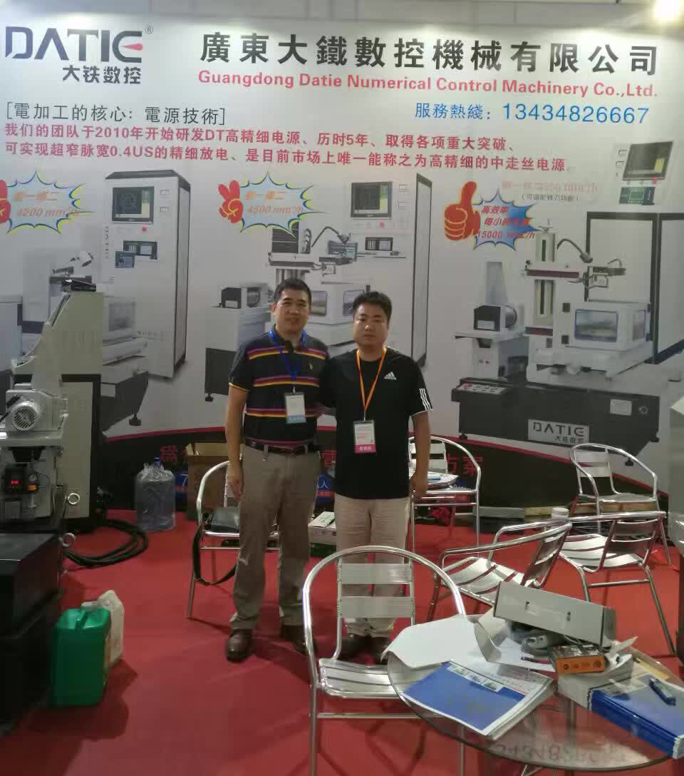 香蕉黄瓜丝瓜绿巨人樱桃最新版數控總經理與客戶現場合照（zhào）