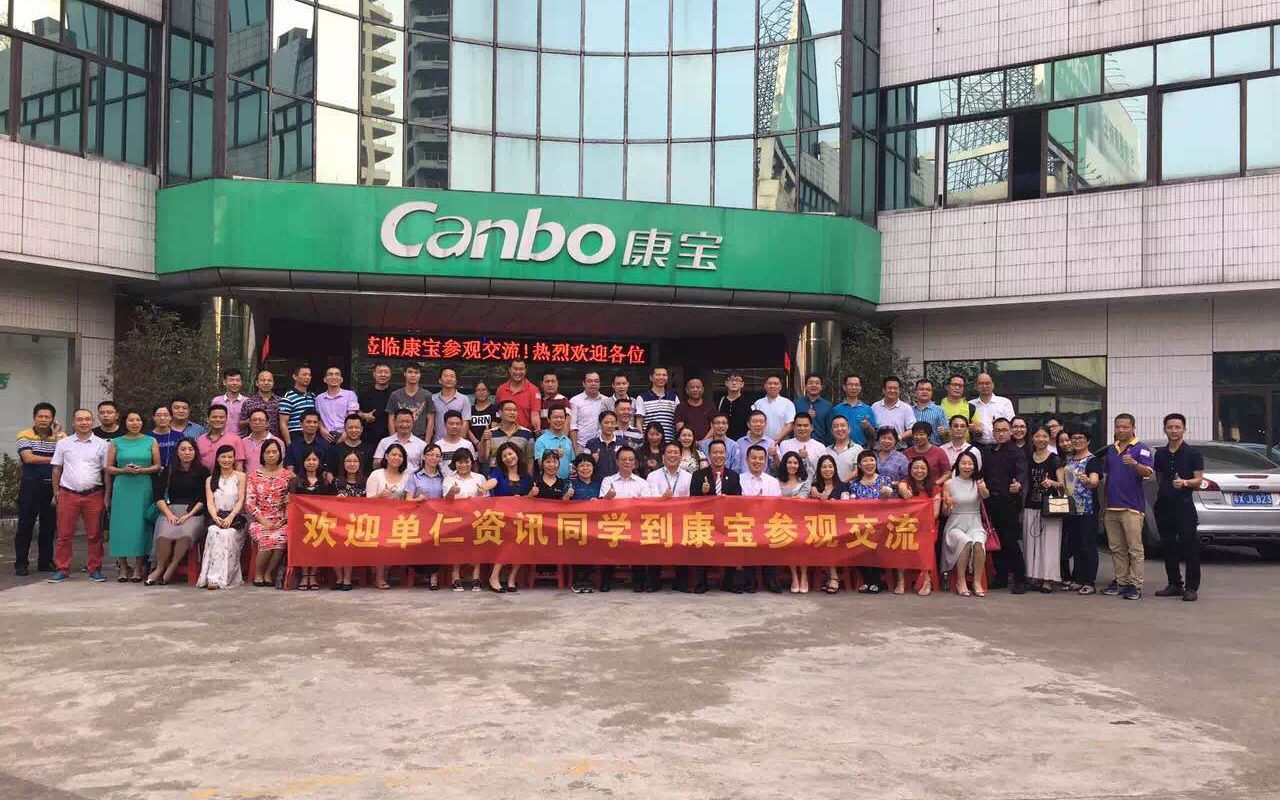 單仁學員（yuán）及香蕉黄瓜丝瓜绿巨人樱桃最新版數控和康寶銷售經理合照