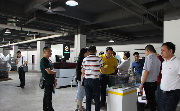 各企業老總參（cān）觀香蕉黄瓜丝瓜绿巨人樱桃最新版中走絲樣件