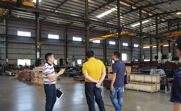 各企業老總參觀大（dà）鐵機加車間（jiān）