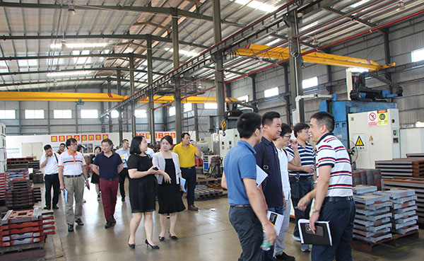 各（gè）企業老總參觀（guān）香蕉黄瓜丝瓜绿巨人樱桃最新版生產車間