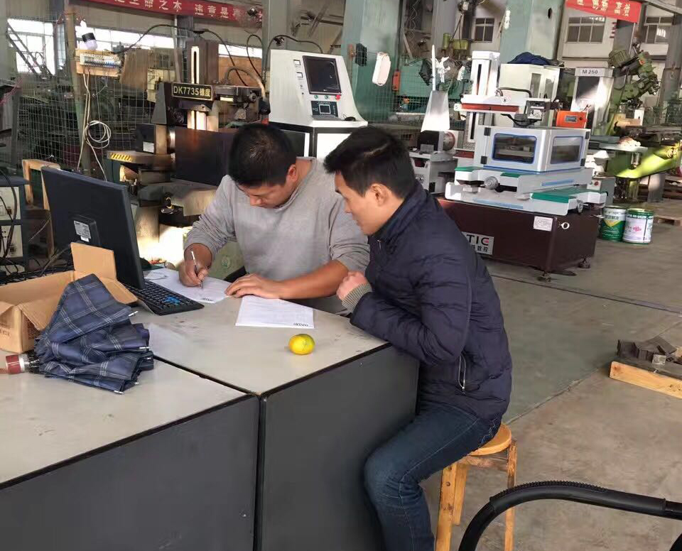 香蕉黄瓜丝瓜绿巨人樱桃最新版與線切割客戶現（xiàn）場簽合同