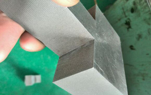 線切割（gē）鋸（jù）齒紋工件表麵