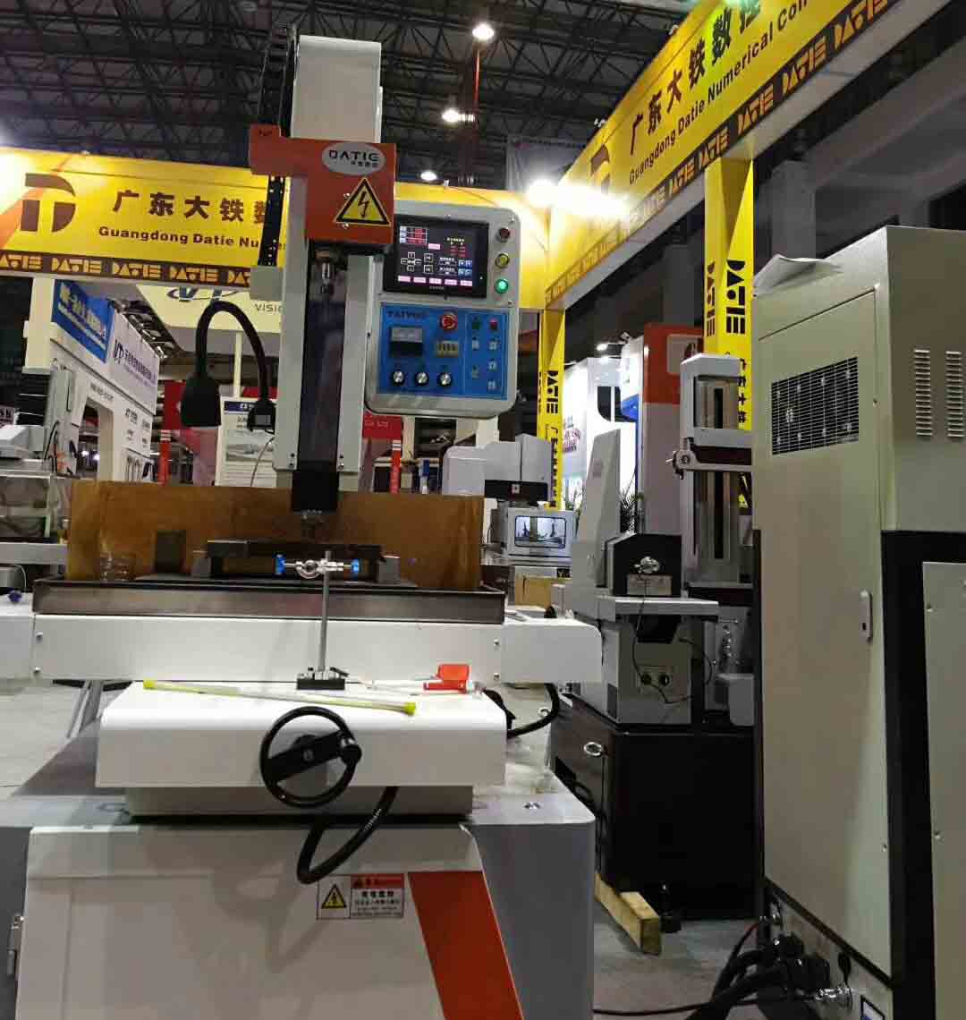 廣東香蕉黄瓜丝瓜绿巨人樱桃最新版東莞模具製造機械展現（xiàn）場穿孔機照片