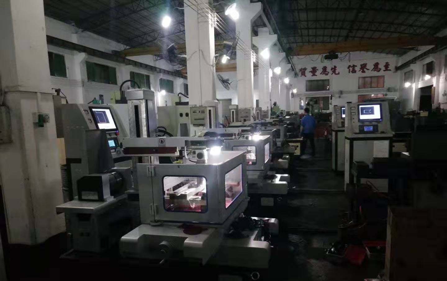 佛山（恒威模具）中走（zǒu）絲實地客戶現場