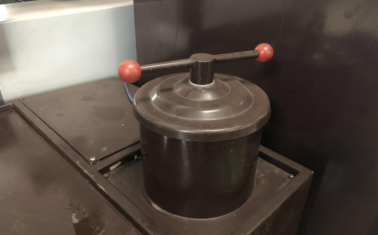 中走絲（sī）濾芯（xīn）拆卸教程1