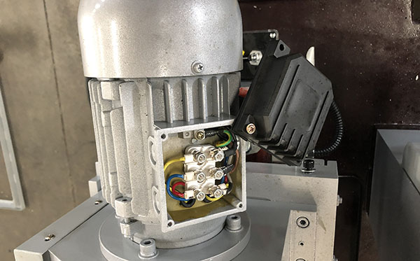 線（xiàn）切割運絲電機