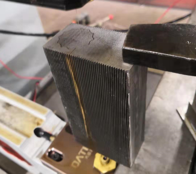 線切割（gē）加工厚工件電流（liú）不穩原因2